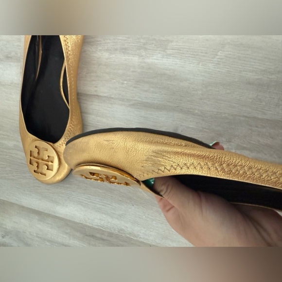 Tory Burch Gold Logo Ballet Flats Elastic Heels Size 9.5 - Picture 11 of 14